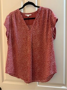 V-Neck Short Sleeve Blouse in Dusty Rose with Cream Spot Print